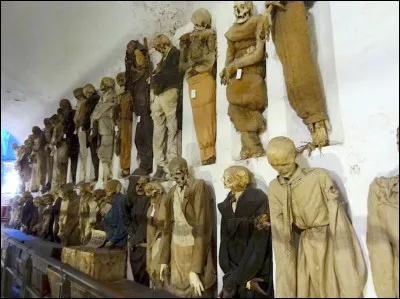 Cet effrayant musée se situe en Italie. On peut y voir des momies très bien conservées, des corps sont parfois intacts. Dans quelle ville se situent ces catacombes ?