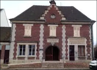Je vous emmène dans les Hauts-de-France, à Beuvraignes. Village de l'arrondissement de Montdidier, il se situe dans le département ...
