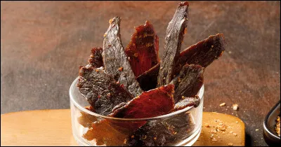 Le jerky est-il une variété de viande séchée et salée de boeuf, découpée en fines lanières ?
