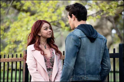 Qui sort avec Simon à la fin de la saison 2 ?