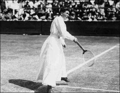 En quelle année quelques compétitions sont-elles ouvertes aux femmes ?