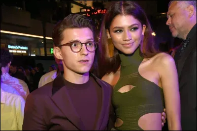 Quel couple célèbre de la génération Z est connu pour être d'abord des amis platoniques (de 2017 à 2020) avant de confirmer leur romance à l'international en juillet 2021 ?