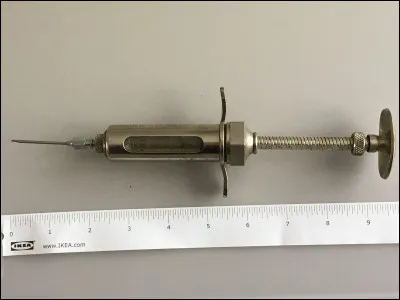 Tu vas faire une visite médicale à l'école. On va donc t'enfoncer une seringue dans le bras :