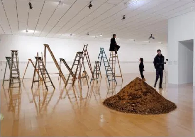 Yoko Ono est principalement connue pour ses performances et ses installations. Elle a réalisé Échelles ascensionnelles et trois monticules.
Qui était son mari, célèbre musicien ?