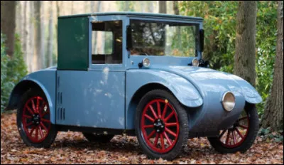 Cette très curieuse petite voiture allemande issue d'un constructeur de machines agricoles et dotée d'un moteur à l'arrière montrait déjà les prémices des futures carrosseries 'ponton' enveloppant les roues. Quel est le nom de ce drôle d'engin ?