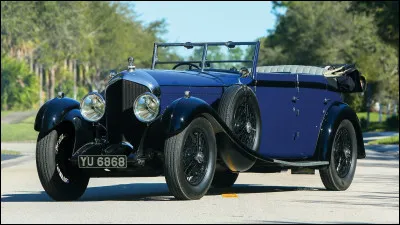Comment s'appelle cette voiture anglaise restée connue pour ses victoires aux 24 Heures du Mans ainsi que contre un train ?