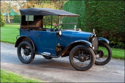 Cette petite voiture anglaise fut la voiture la plus vendue -de loin- du Royaume-Uni et grâce à des accords avec d'autres constructeurs, fut fabriquée aux quatre coins du globe. Comment se nomme cette voiture populaire à succès ?