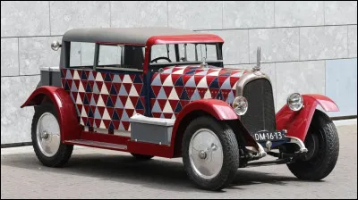 Cette voiture française à l'esthétique caractéristique et fabriquée à la main en banlieue parisienne rivalisait avec les marques les plus prestigieuses du marché. Quel est ce modèle ?