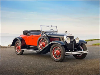En 1926, General Motors invente le design automobile moderne en fondant le tout premier studio de style. Cette voiture haut de gamme, premier modèle d'une nouvelle marque, en fut une des premières réalisations notables. Comment s'appelle-t-elle ?