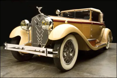 Cette imposante auto à la calandre luxueusement décorée et mue par un moteur huit cylindres était le porte-drapeau de la production automobile italienne. Comment s'appelle-t-elle ?