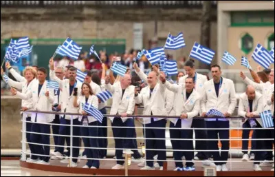 Ce bateau accueille des athlètes d'un pays d'Europe du Sud.