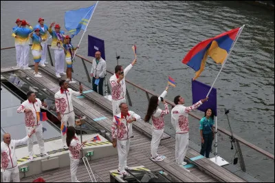 Le drapeau à droite de l'image est celui d'un pays du Caucase.