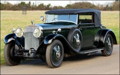 Cette voiture de luxe de construction française bénéficie du passé de motoriste aéronautique de son constructeur et fut l'une des voitures les plus prestigieuses fabriquées dans l'hexagone. Quel est ce modèle ?