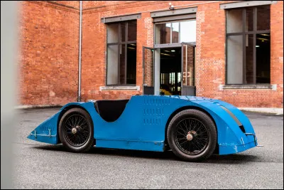 Cette voiture de course française fabriquée il y a plus de cent ans inaugurait déjà une révolutionnaire carrosserie aérodynamique en un seul bloc enveloppant les roues. Quelle est cette étonnante sportive qui a fait sensation en son temps ?