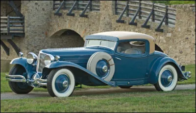 Cinq ans avant la célèbre Citroën, cette luxueuse voiture américaine était déjà propulsée avec ses roues avant, rendant possible cette très élégante silhouette au ras du sol. Comment s'appelle cette auto de prestige ?