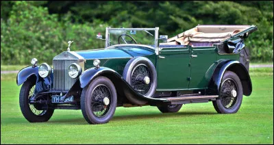Réputée pour son silence de fonctionnement exceptionnel, cette voiture de luxe britannique est la première d'une longue lignée de limousines de luxe qui se poursuit encore aujourd'hui. Quel est ce modèle ?