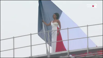 La mezzo-soprano française ... a chanté l'hymne national français durant cette cérémonie.