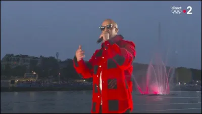 ... est le rappeur franco-algérien qui a chanté une chanson lors de cette cérémonie.