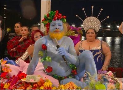 Lequel de ces chanteurs français a fait une prestation lors de cette cérémonie en étant bleu et presque nu ?