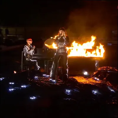 Pendant cette cérémonie, le pianiste français Sofiane Pamart a accompagné la chanteuse française...