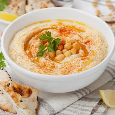 Voici du houmous pour votre apéritif ! Les pois chiches cuits, après être réduits en purée très fine, sont mélangés au tahini. 
Mais le tahini, qu'est-ce que c'est ?