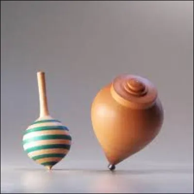 La toupie est un jouet connu depuis l'Antiquité. La plus vieille retrouvée de nos jours date d'environ 4 000 ans avant notre ère. Cette découverte a eu lieu en 1926. Dans quel pays ?