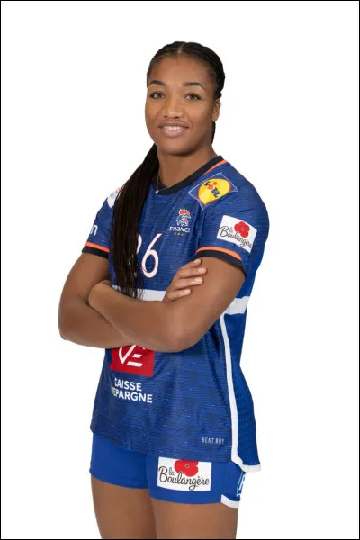 Cette joueuse de 23 ans fait partie de l'équipe de Brest, elle porte les titres de championne d'Europe 2018, championne olympique 2021 et championne du monde 2023. Elle évolue au poste de pivot. 
Qui est-elle ?