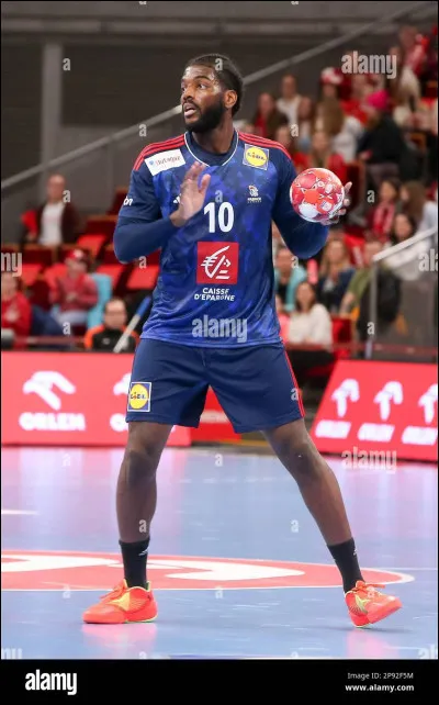 Le club de ce handballeur français est celui de Barcelone, il a obtenu une fois le titre de meilleur joueur et trois fois celui de meilleur arrière droit.
Qui est-il ?