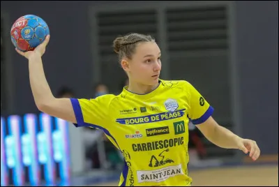 Cette jeune joueuse, demi-centre dans l'équipe de France, a gagné le championnat du Monde 2023, et a marqué les quatre derniers buts face à la Norvège.
Qui est-elle ?