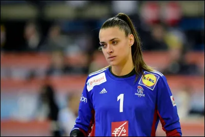Cette gardienne, qui est depuis 2012 dans l'équipe française, a obtenu plusieurs fois le titre de meilleure gardienne de but.
Qui est-elle ?