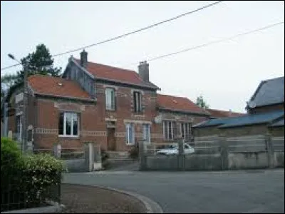 Je vous emmène dans les Hauts-de-France, à Mesnil-Martinsart. Village de l'arrondissement de Péronne, il se situe dans le département ...