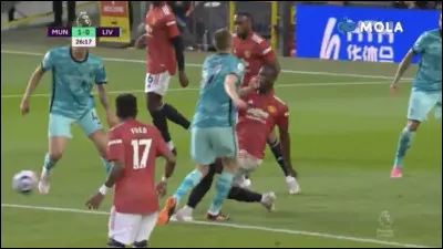 Penalty dans le temps réglementaire. Le numéro 8 tire le ballon sur le poteau qui renvoie le ballon au tireur. Le numéro 8, face au but vide, retire et marque. Décision ?