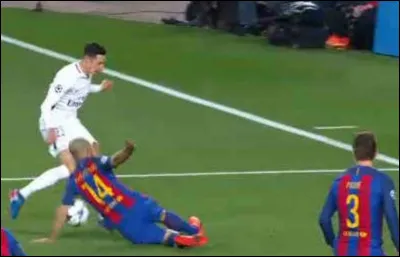 Le numéro 9 passe en avant le ballon au numéro 10. Celui-ci, excentré, effectue un centre à ras de terre. Le numéro 5 adverse effectue un tacle devant le centreur et le ballon touche la main dappui du défenseur. Décision ?