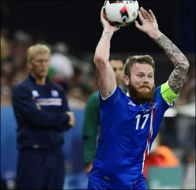 Touche. Le numéro 7, nayant pas de coéquipier disponible, envoie le ballon dans le dos de du gardien, qui renvoie le ballon sur le numéro 7 qui marque sans faire de passe. Décision ?