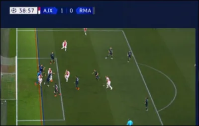 Corner. Le ballon est botté dans la surface. Le numéro 3 effectue une tête repoussée par le gardien sur le numéro 35 qui marque alors quau moment de la tête, il était hors-jeu. Décision ?