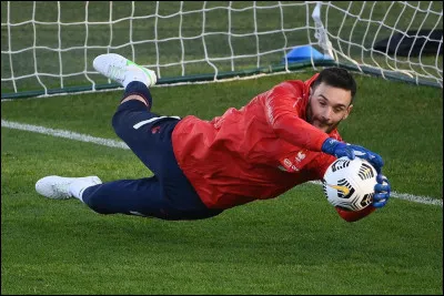 Le numéro 4 effectue une passe en profondeur au gardien qui le récupère dans ses gants. Décision ?