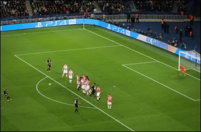 CFI. Le ballon est botté sur un joueur hors-jeu. Décision ?