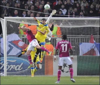 Le gardien sort sur un corner en voulant boxer le ballon. Il est bousculé par un adversaire, qui marque. Quelle décision prends-tu ?
