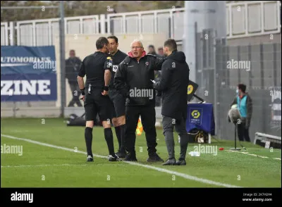 Tu siffles la fin du match. Le coach de léquipe visiteuse tinsulte toi et tes arbitres assistants. Décision ?