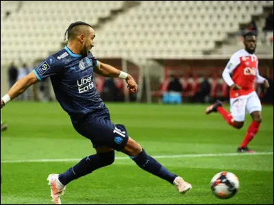 64e minute. Tu siffles une faute légère. Le n°48, sans attendre le sifflet, joue rapidement et son coéquipier marque. Quelle est ta décision ?