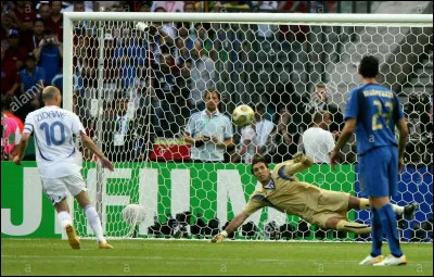 Tirs aux buts. Le n°10 tire sur la barre. La balle monte, redescend et rebondit derrière la ligne alors que le gardien est à terre. Quelle est ta décision ?