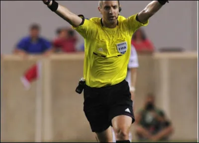 Le n°10 à la balle. Il fait une passe ratée. Le ballon te touche, change de direction et va au fond des filets. Quelle décision prends-tu ?