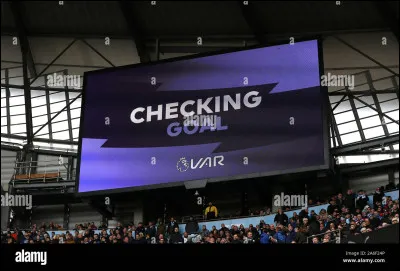 But. Tu siffles la fin du match. Quelques minutes après, la VAR tappelle et te dit que le but est hors-jeu. Quelle est ta décision ?