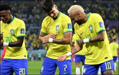 Balle à terre. En guise de respect, le n°99 envoie la balle au gardien. Le n°45, irrespectueux, rattrape le ballon et marque. Quelle décision prends-tu ?