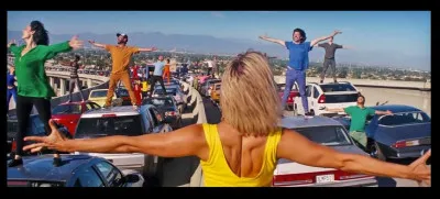 Quel séquence d'ouverture de comédie musicale se déroule sur une autoroute dans un bouchon ?