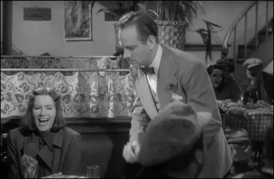 Dans quel film américain un homme tente-t-il de dérider une femme au café en lui racontant des histoires drôles sans y parvenir jusqu'à sa propre chute qui déclenche l'hilarité générale ?