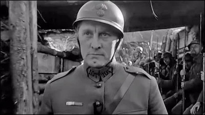 Au début du film "Les Sentiers de la gloire", la caméra suit longuement un officier français qui passe de tranchée en tranchée avant l'assaut. Qui est le réalisateur de ce film ?