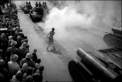 Dans quel filme russe, Palme d'or à Cannes en 1958, on peut voir ce plan-séquence d'une femme traversant la foule et des blindés ?