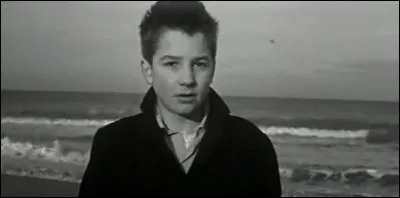 Dans quel film de la Nouvelle Vague, voit-on cet acteur courir sur la plage vers la mer dans le plan final ?