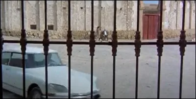 Dans quel film d'Antonioni, la caméra traverse la grille de la chambre pour s'aventurer sur la place puis y revenir après un meurtre ?